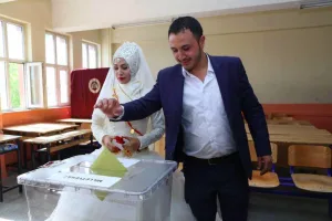 بدء التصويت في انتخابات برلمانية مصيرية لتركيا