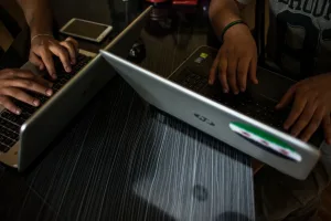 “الرقة تُذبح في صمت”: شبكة تحاول فضح فظائع داعش