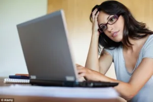 شبكة الإنترنت تدعي تسهيل حياتنا ولكنها تتحكم فيها