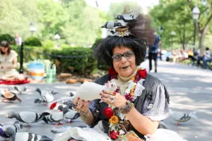 هيومانز أوف نيويورك: شبكة بروباغندا عالمية؟