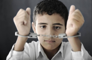 وراء الشمس: كيف يتم تعذيب أطفال مصر بعيدًا عن الأعين