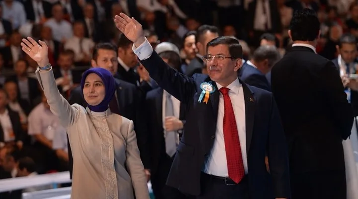 in-shadow-of-erdogan-turkeys-akp-re-elects-davutoglu-leader_9346_720_400