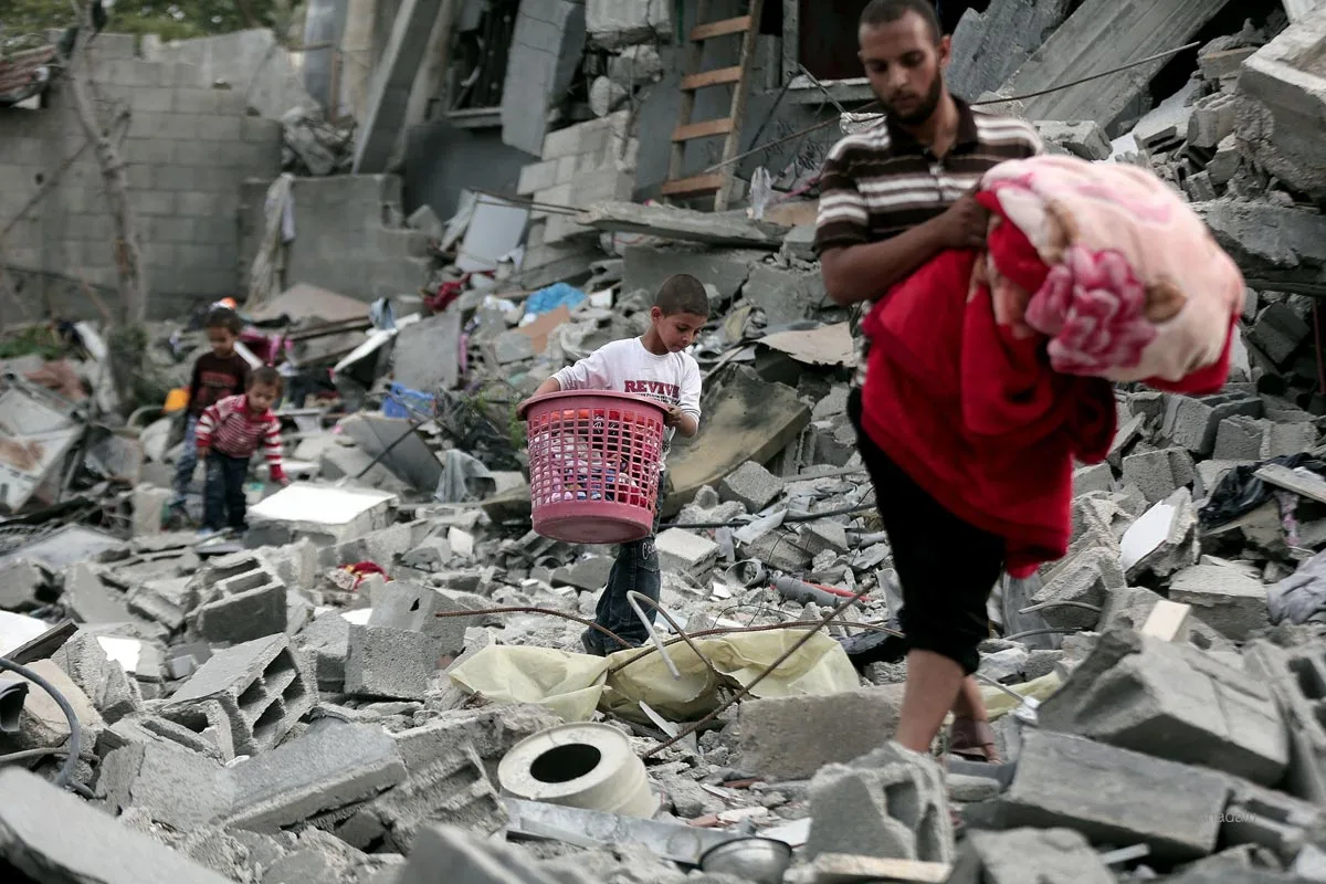 20141028_Palestinian-families-search-for-belongings-under-rubble-in-gaza