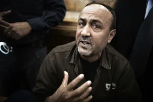 مروان البرغوثي يؤكد من محبسه: إنهاء الاحتلال يسبق عملية السلام