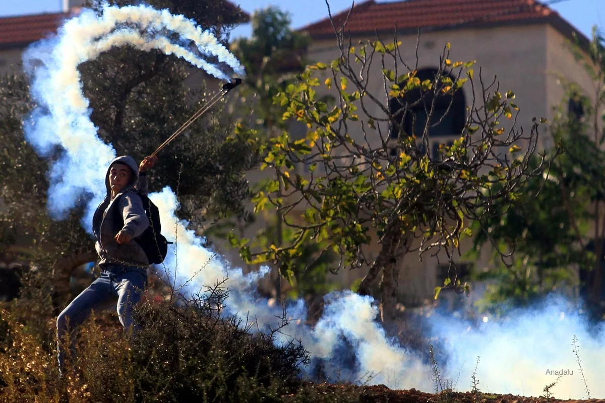 palestinia-protestor-uses-sling-to-repel-israeli-tear-gas