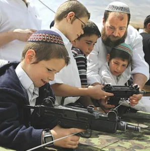 الجيش والمدارس الإسرائيلية يعملون في تعاون وثيق