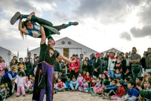 مهرجون على الحدود اليونانية المقدونية يرسمون البسمة على وجوه الأطفال اللاجئين