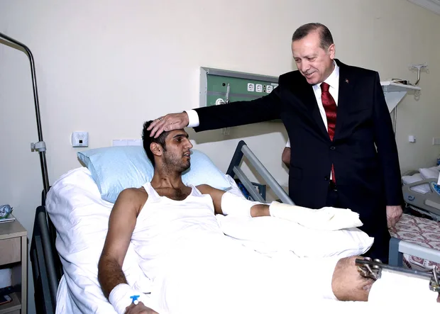 الرئيس التركي رجب طيب أردوغان في زيارة ضحية لهجوم أنقرة في أكاديمية جولهان الطبية العسكرية في أنقرة، 18 فبراير 2016