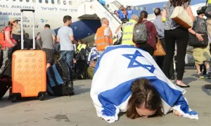 تكاليف الحياة والفقر تجبر الشباب الإسرئيلي المثقف على الهجرة