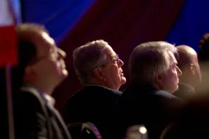 عائلة كوخ: إرث من رعاية الكراهية مهد الطريق لصعود شخص كترامب