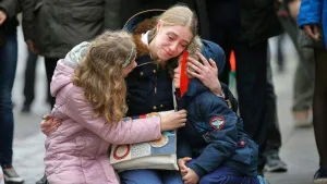 كيف نساعد الأطفال على التعامل مع الأخبار المروعة؟