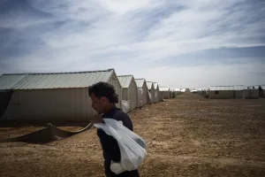 مخيم الأزرق فارغ جزئياً وآلاف اللاجئين ينتظرون على الحدود