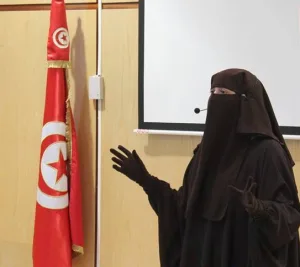 كيف تعيش منقبة تونسية في بلد يسعى لحظر النقاب؟ (حوار)