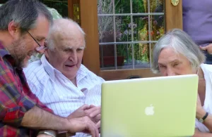 الفيسبوك أصبح غرفة دردشة لكبار السن