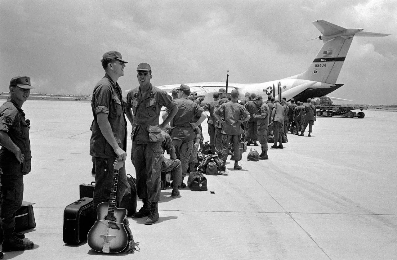 1207_vietnam-war-guitar