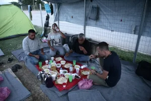 رمضان اللاجئين في اليونان: لا تمر ولا حليب فقط الخبز والبطاطا