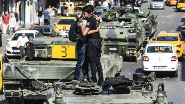 160716132400_turkey_people_army_tanks_640x360_afp_nocredit