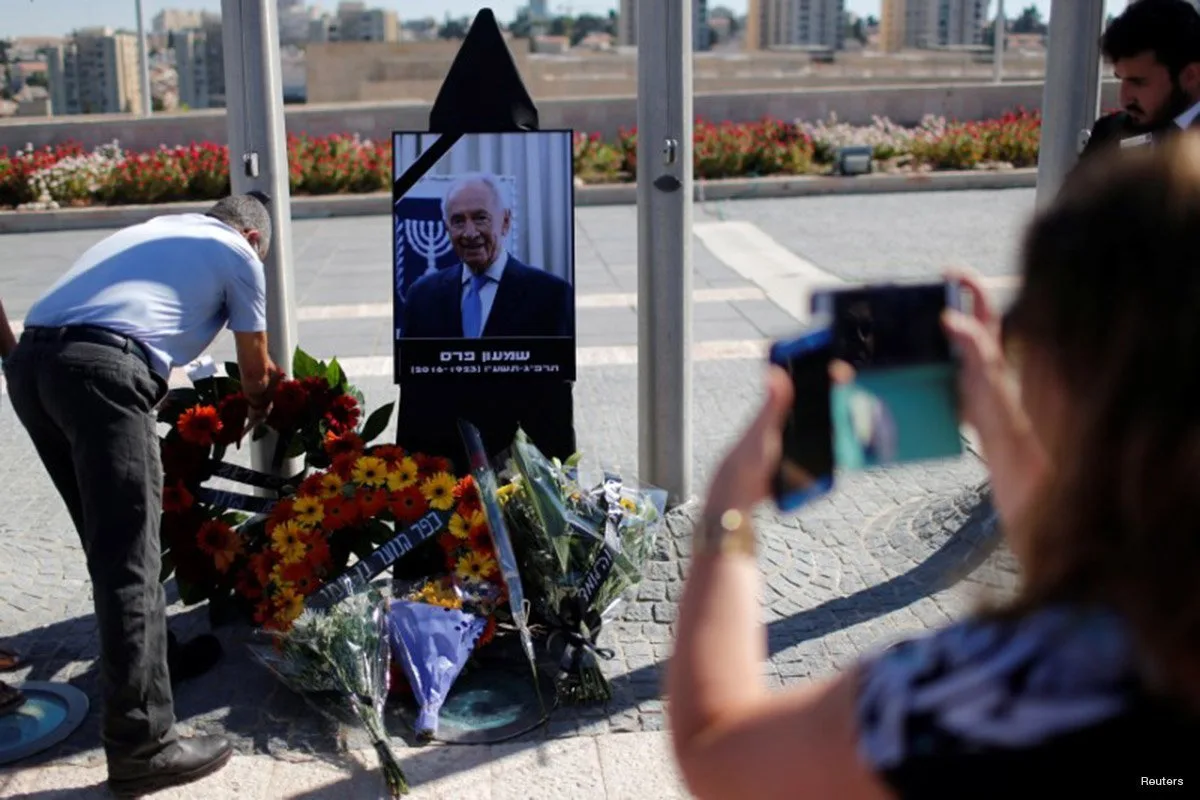 2016-09-29_israeli-man-lays-down-wreath-for-shimon-peres-outside-knesset-jerusalem