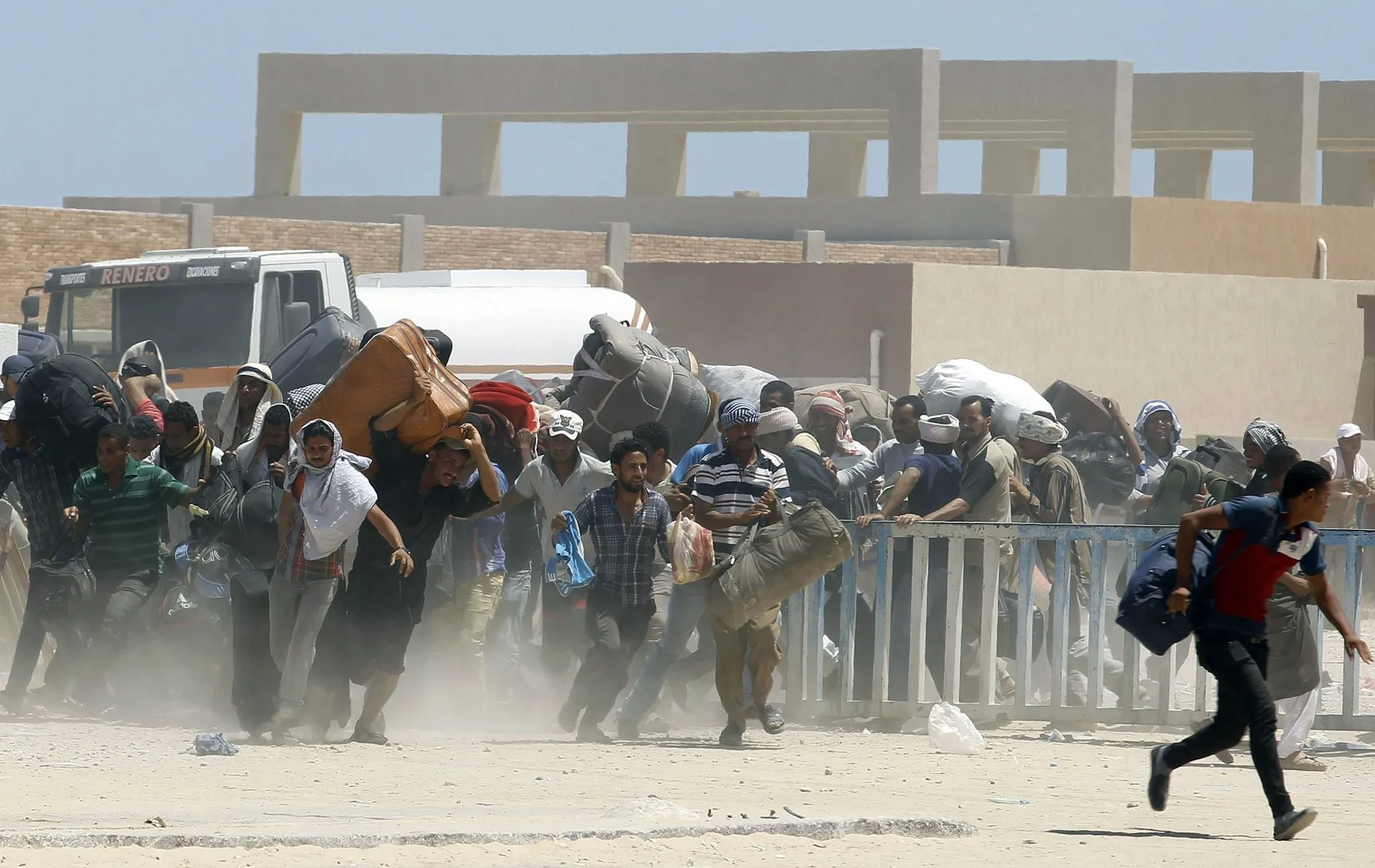 la-fg-tunisia-closes-border-libya-20140801