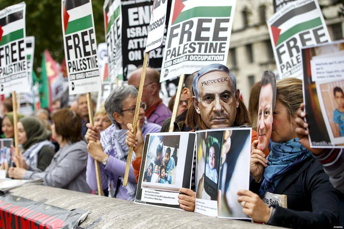 pro-israel-and-pro-palestinian-protestors-outside-downing-st-during-netanyahu-visit-sep-9-2015-7-palestine-protestors