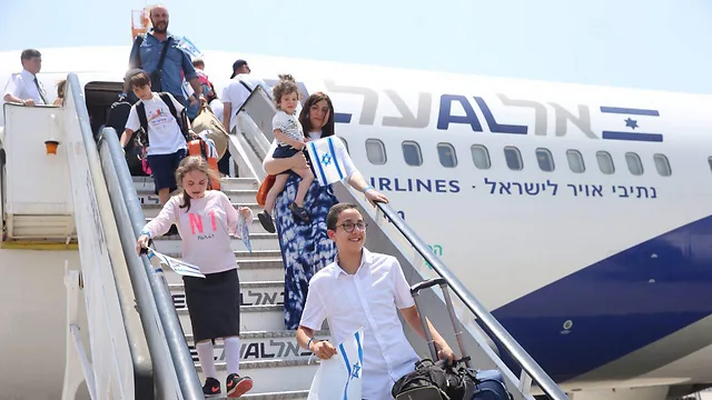 israel-franc-jewish-french-immigrants-arriving-in-israel-this-week-photo-motti-kimchi1