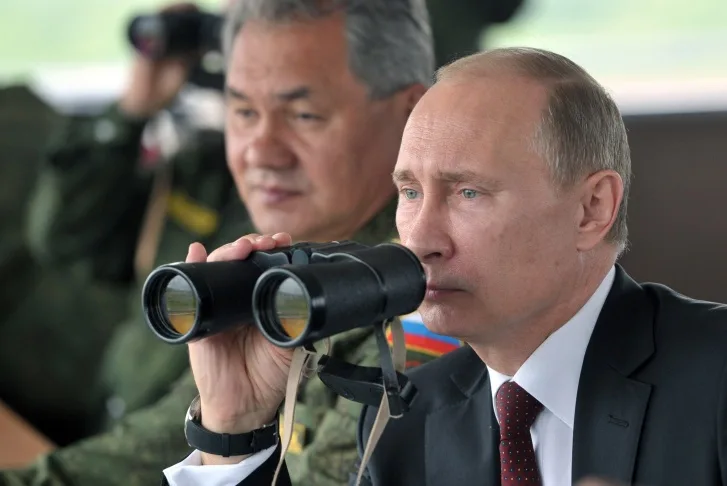 putin-binoculars