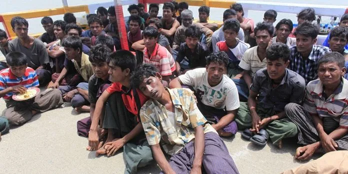 1720911_3_072d_des-rohingyas-arretes-a-la-frontiere-du_b914756af676f28c57a98f4e84b29bed