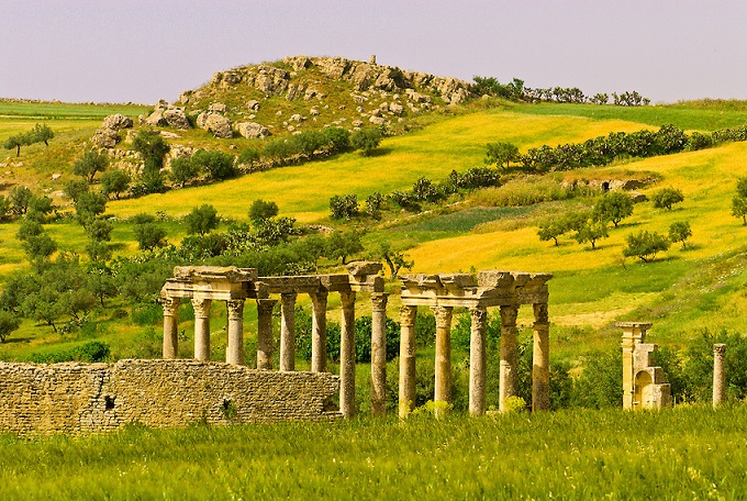 أثار متناثرة على جوانب المدينة