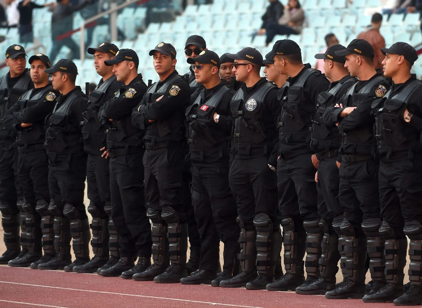 des-policiers-tunisiens-montent-garde-devant-stade-rades-pres-tunis-21-fevrier-2016_0_1400_1022