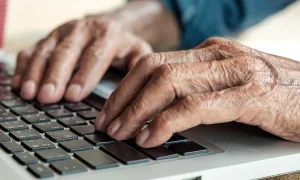 أكبر شركة أسلحة بريطانية تبيع سرًا تكنولوجيا المراقبة الجماعية لـ 6 أنظمة عربية