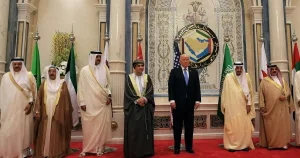 تناقض الموقف الأمريكي حيال الأزمة الخليجية: استجابة للضغوط أم توزيع للأدوار؟