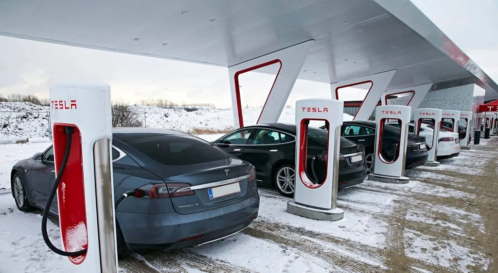 tesla_superchargingstation-1024x563