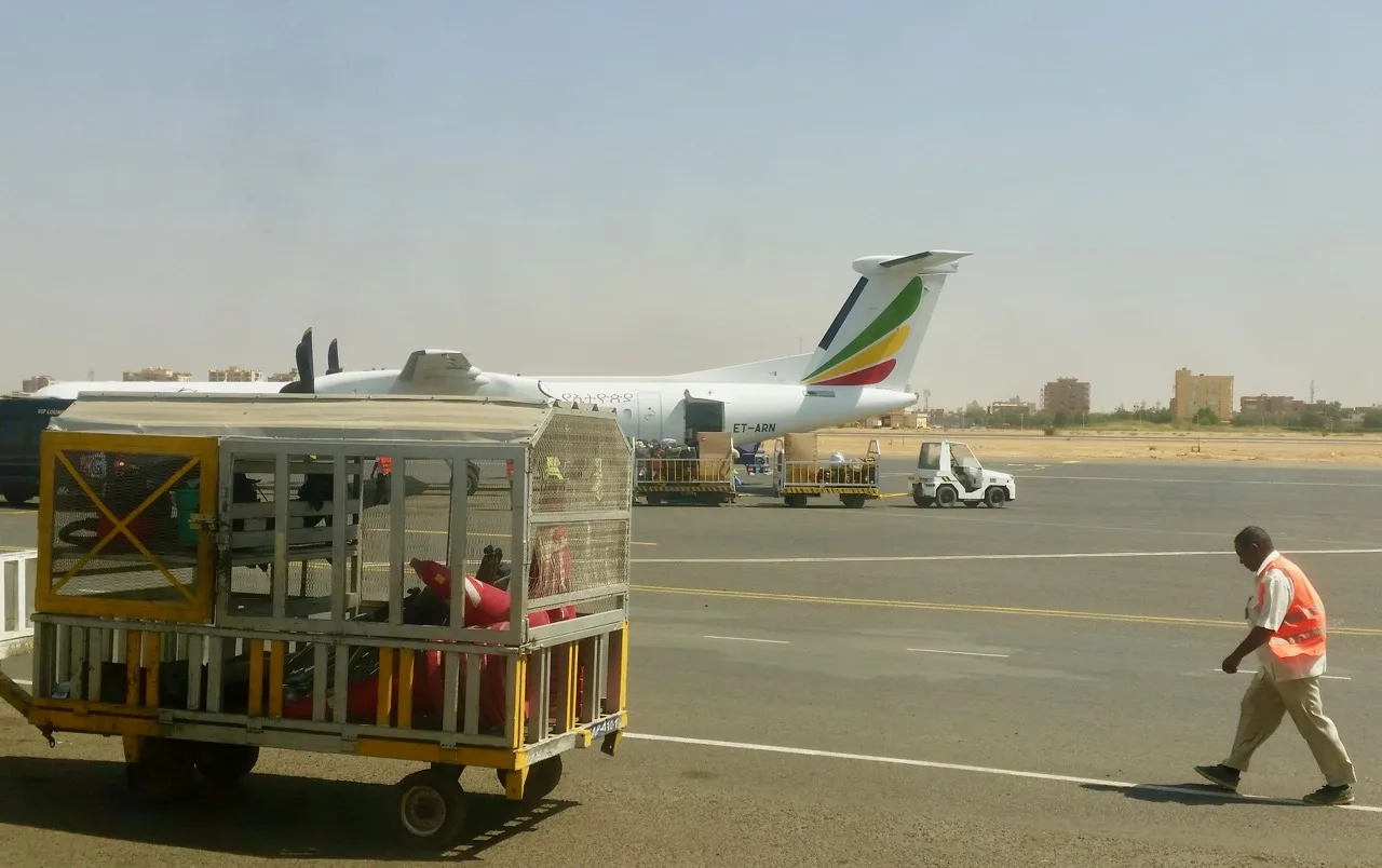 20170212_tourdafrique_khartoum_plane_bikes