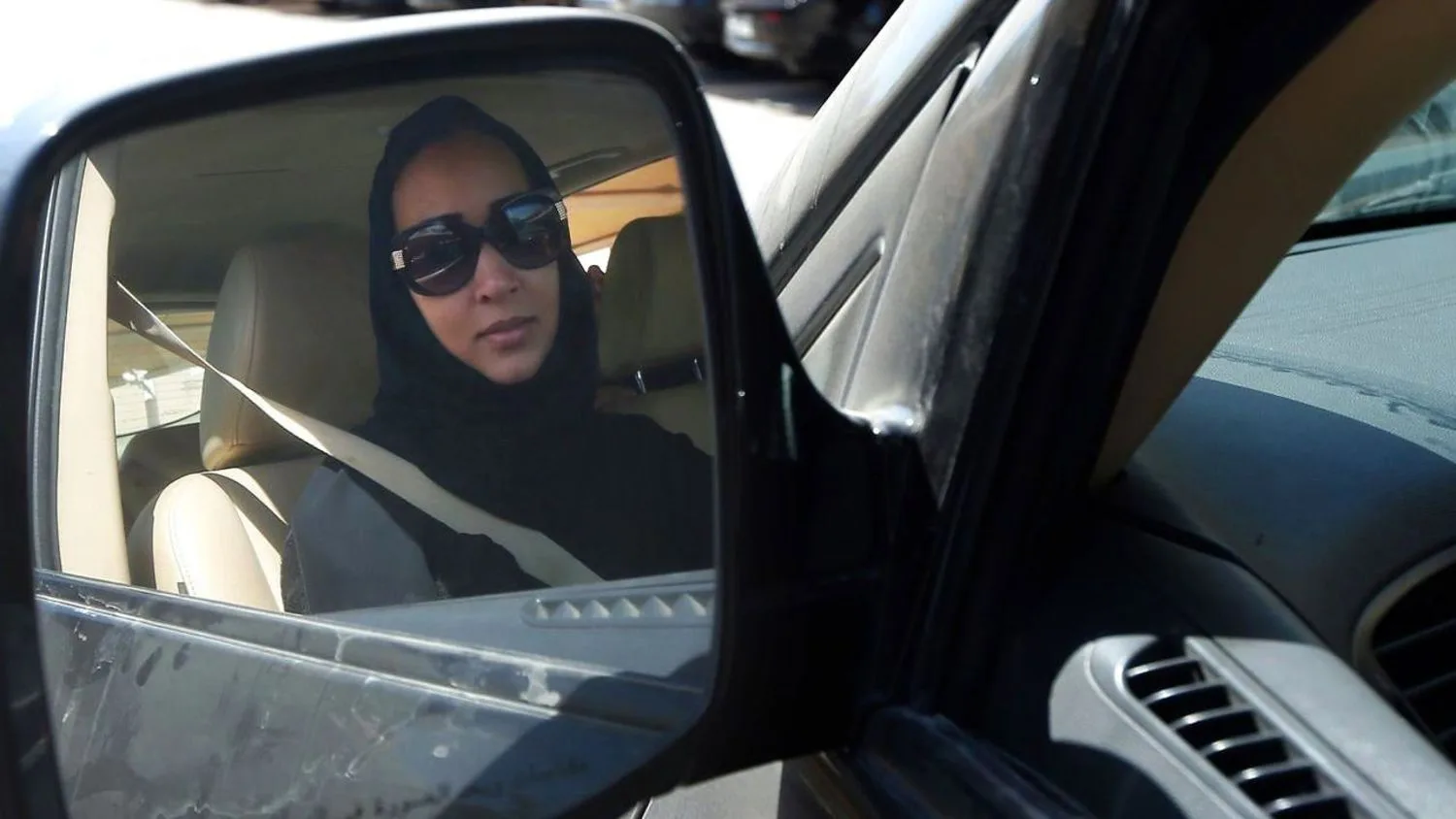 6923001-uae-saudi-women-driving