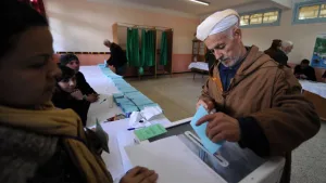 العزوف يخيم على انتخابات الجزائر رغم نسب المشاركة الأولية