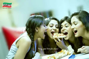 سيكولوجية الإعلانات: كيف تُباع السعادة والمثاليّة؟