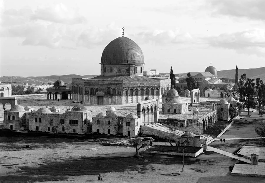 mosque-of-omar-jerusalem-munir-alawi