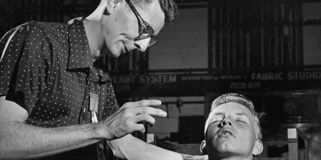 the-magician-byrne-perkins-left-using-hypnosis-on-herbert-easley-in-1952-researchers-at-stanford