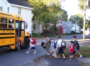 هل تحول التعليم الإلزامي من حق إلى انتهاك لحرية التفكير والتعبير؟