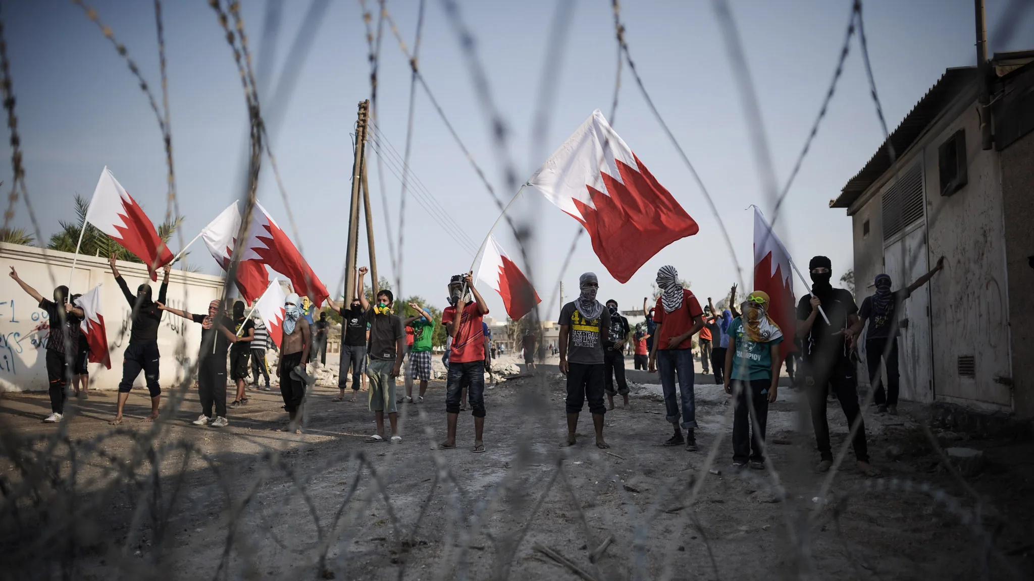 afp-bahrain-protesters-flags-shakhora