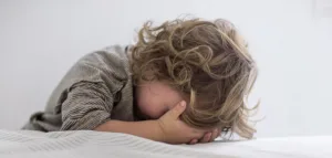 هل كل الأطفال الذين تظهر عليهم أعراض “التوحد” مصابون به فعلًا؟