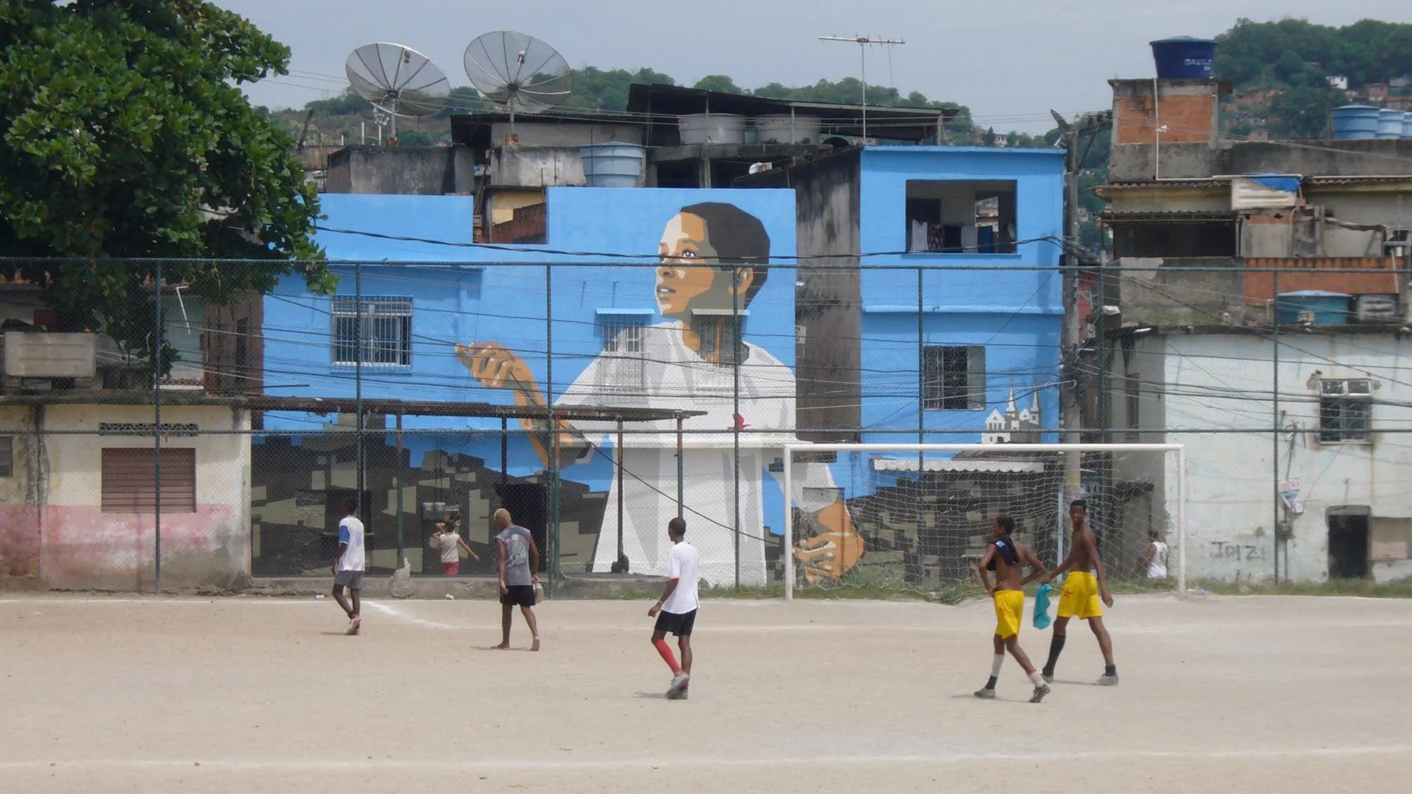 02-favela-painting-boy-with-kite_2000