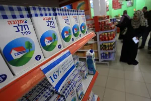 السوق الفلسطينية تتكبد خسائر فادحة جراء إغراقها بمنتجات المستوطنات