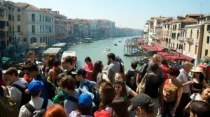 هكذا ساهمت منصات رقمية في كره الأوروبيين للسائحين