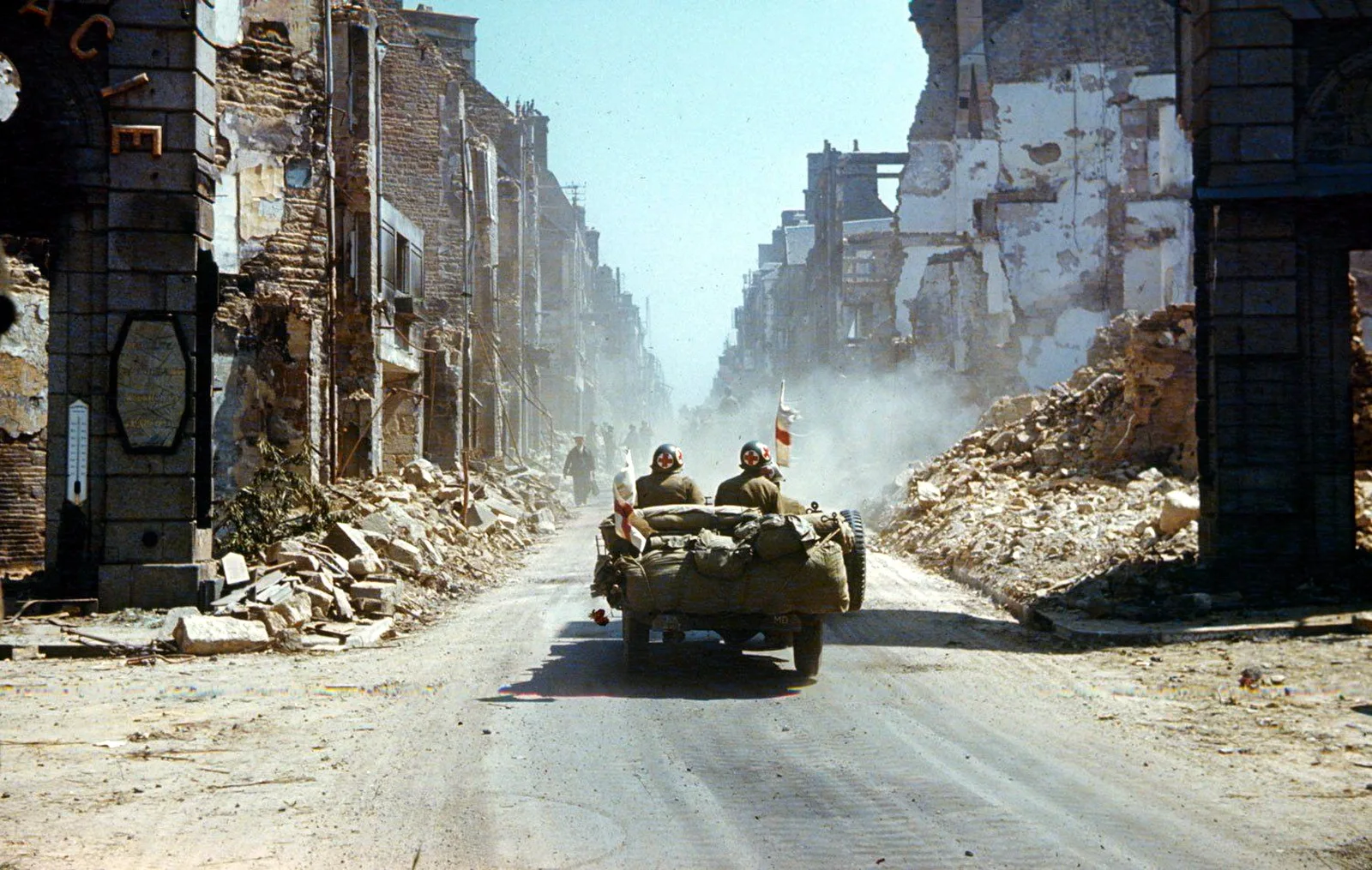 1_american_medics_in_normandy_after_d-day