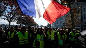 “السترات الصفراء”: حوالي 106 ألف شخص في المظاهرات والحصار في فرنسا