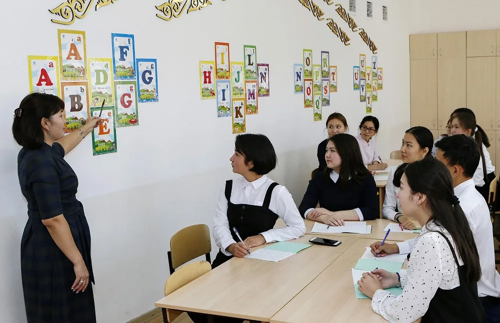 kazakhstan-russia-alphabet-education_051018