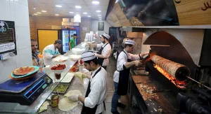 بينما تزداد بطالة أبناء البلد: لماذا نجح السوريون في مصر؟