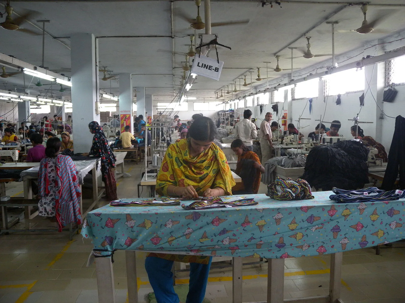 garment_factory_in_bangladesh_women_working