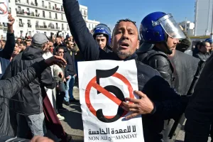 المسيرات الرافضة للولاية الخامسة ترفض التوقف وبوتفليقة يتجاهل احتجاج الشارع
